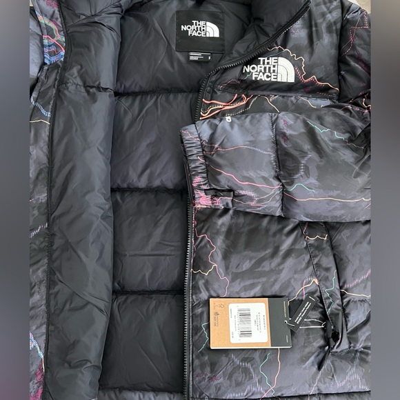 The North Face Men’s 1996 Retro Nuptse Jacket Tnf Black Trail Glow Print - Picture 7 of 14